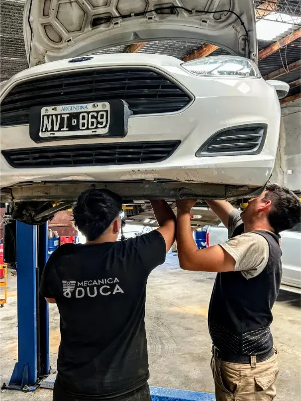 Mecánicos trabajando en tren delantero