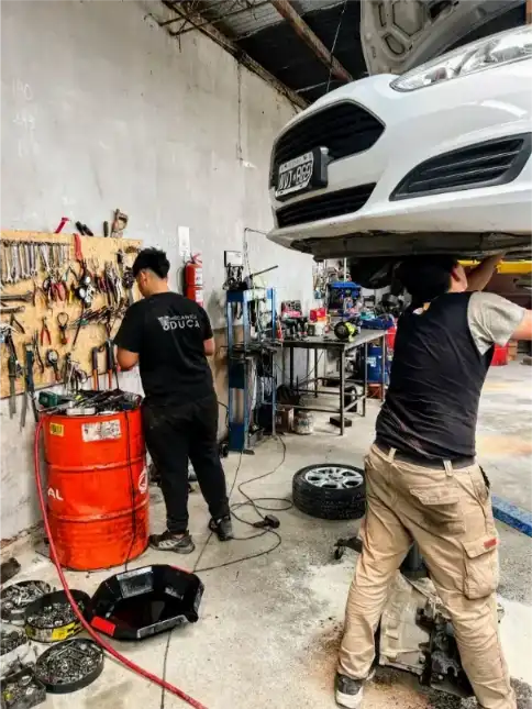 Mecánico profesional del equipo certificado de Mecánica Duca