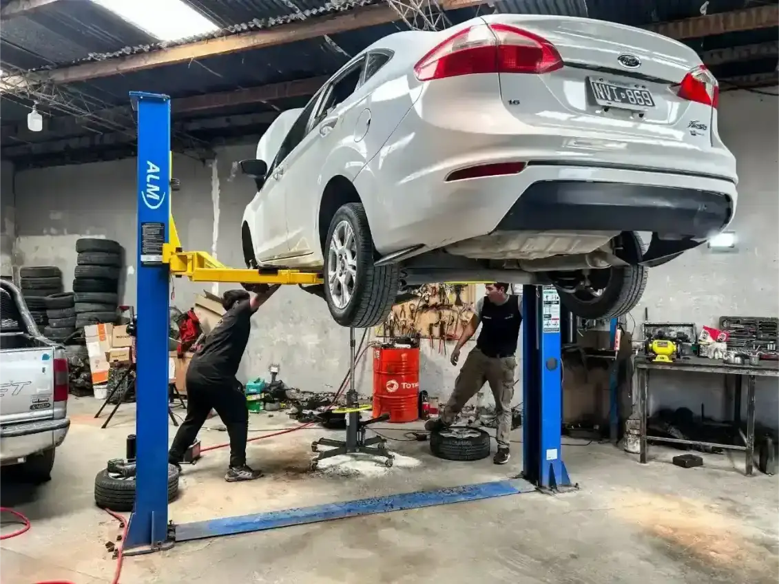 Vista interior del taller Mecánica Duca en General Roca